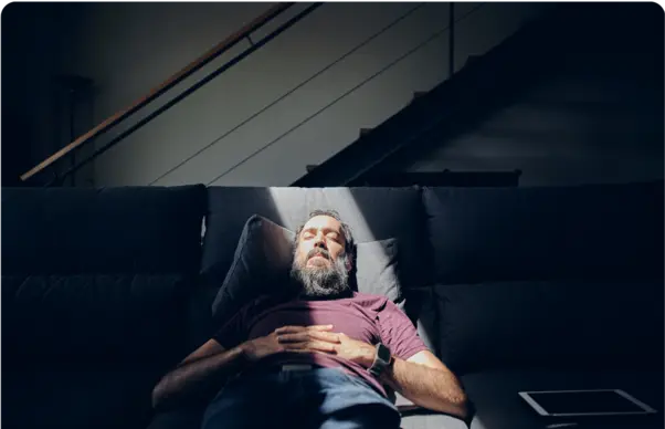 Pessoa relaxada deitada numa cama
